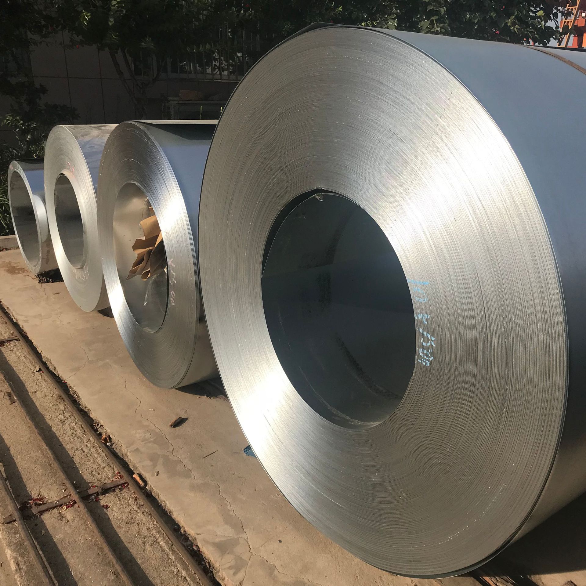 山东泰安镀铝锌板市场探析 以0.8*1250规格与锌铁合金、硅铁粒应用为例